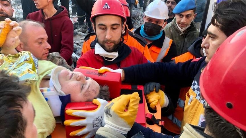 В Турции спустя 182 часа спасли из-под завалов 12-летнего мальчика