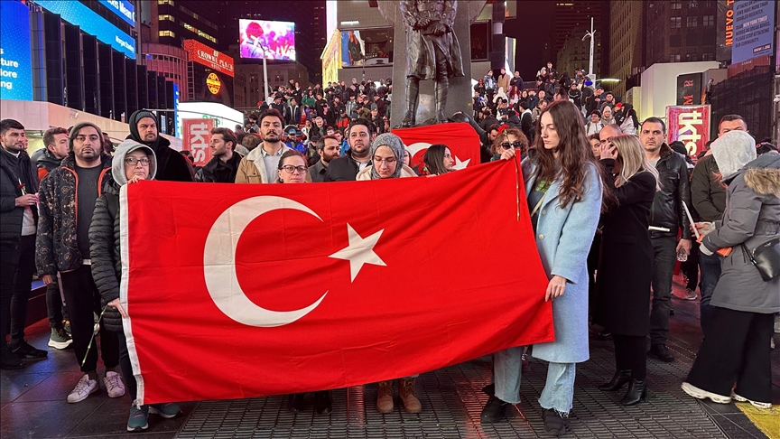 ABD'de New York Times Meydanı'nda Türkiye'deki depremlerde hayatını kaybedenler anıldı