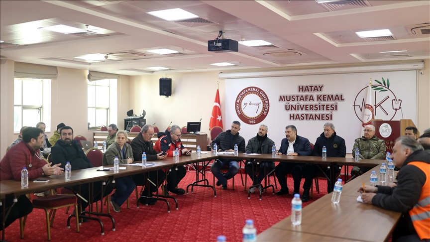 Члены правительства Турции продолжают работу в зоне бедствия