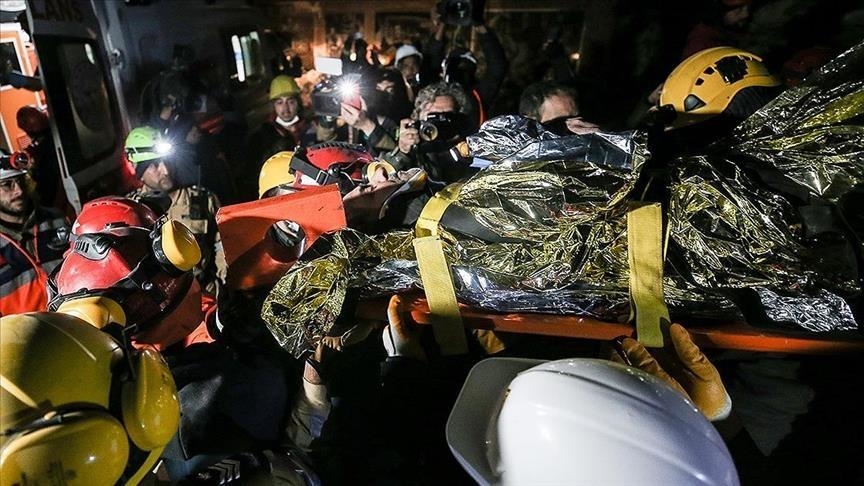 Séismes en Türkiye : Un citoyen secouru après 183 heures passées sous les décombres 