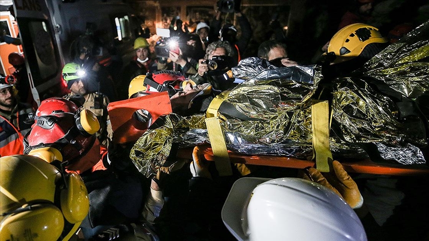 Antakya'da depremin 183'üncü saatinde bir kişi kurtarıldı