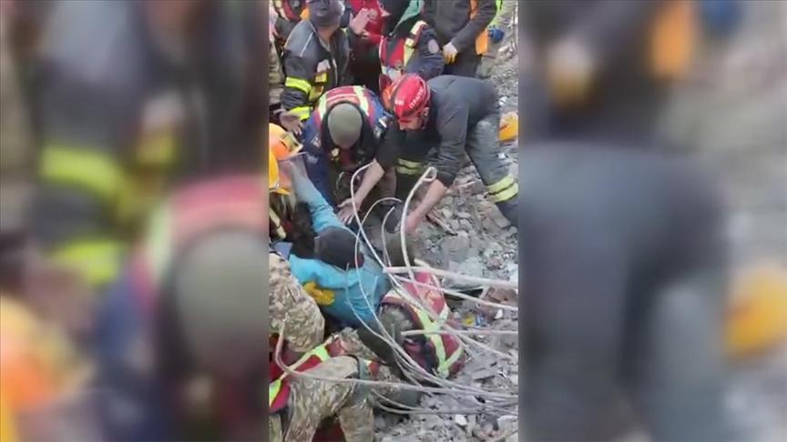 Kahramanmaraş'ta bir kadın, depremden 180 saat sonra enkazdan sağ çıkarıldı