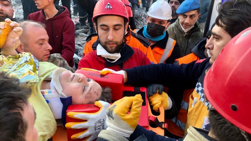 Hatay'da depremin 182'nci saatinde 12 yaşında bir çocuk enkazdan kurtarıldı