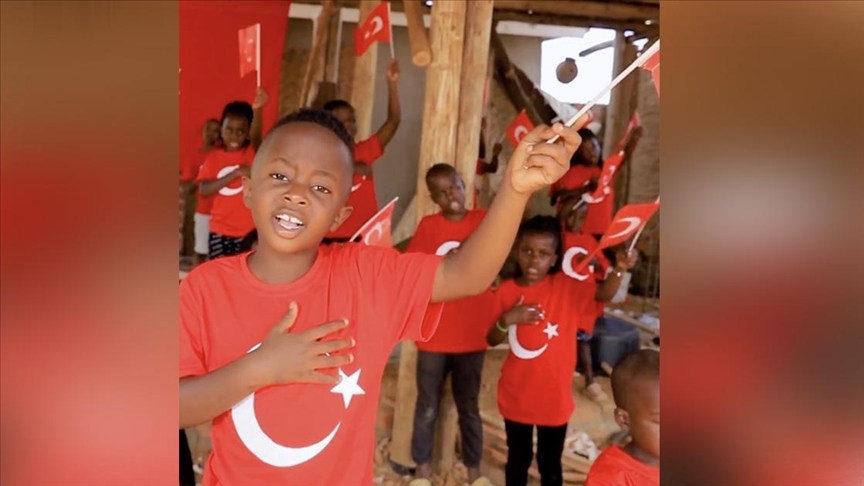 Séismes en Türkiye et en Syrie : le groupe ougandais Masaka Kids Africana rend un hommage musical aux victimes