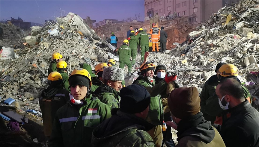 Tacikistan'dan gelen 50 kişilik ekip deprem bölgesinde hayat kurtarıyor