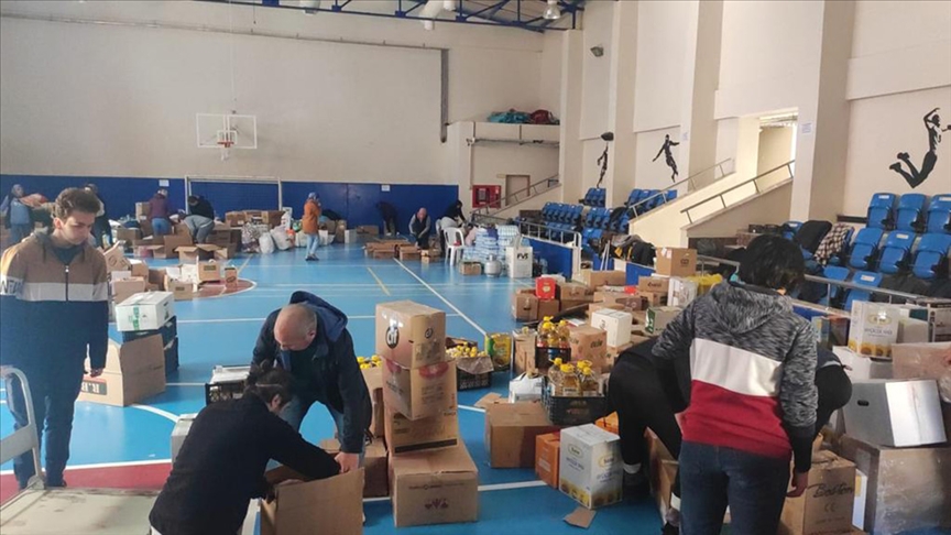Antalya'da öğretmen ve öğrenciler depremzedeler için seferber oldu