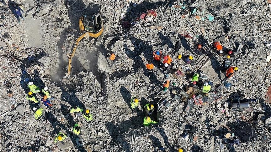 بعد 204 ساعات.. إنقاذ سيدة أجنبية من أنقاض زلزال تركيا