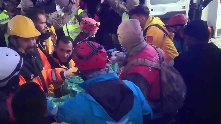 В Турции 12-летнего ребенка спасли из-под завалов спустя 207 часов после землетрясения 