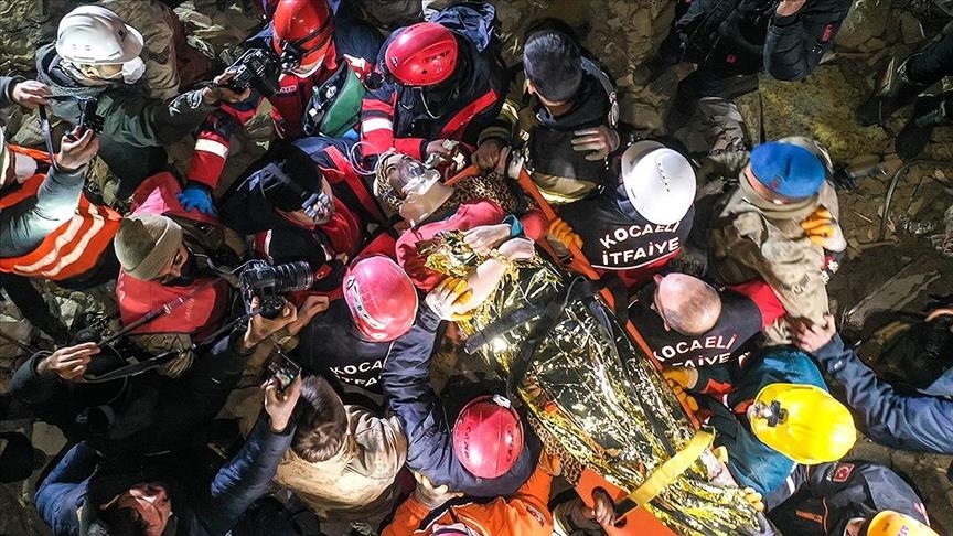 В Турции супругов спасли из-под завалов спустя 209 часов 
