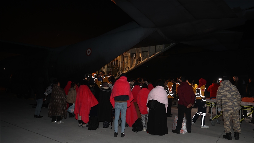 Deprem bölgesinden 49 yaralı uçakla İstanbul'a getirildi