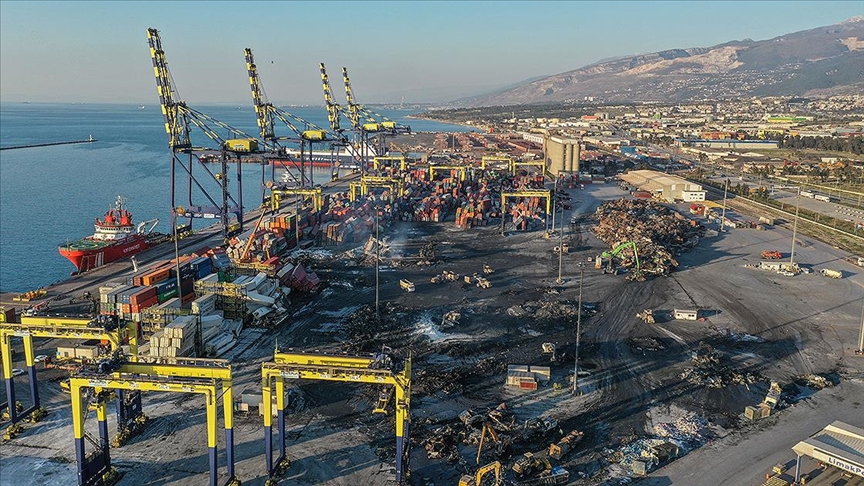 İskenderun Limanı'ndaki yangında kullanılamaz hale gelen konteynerler kaldırılıyor