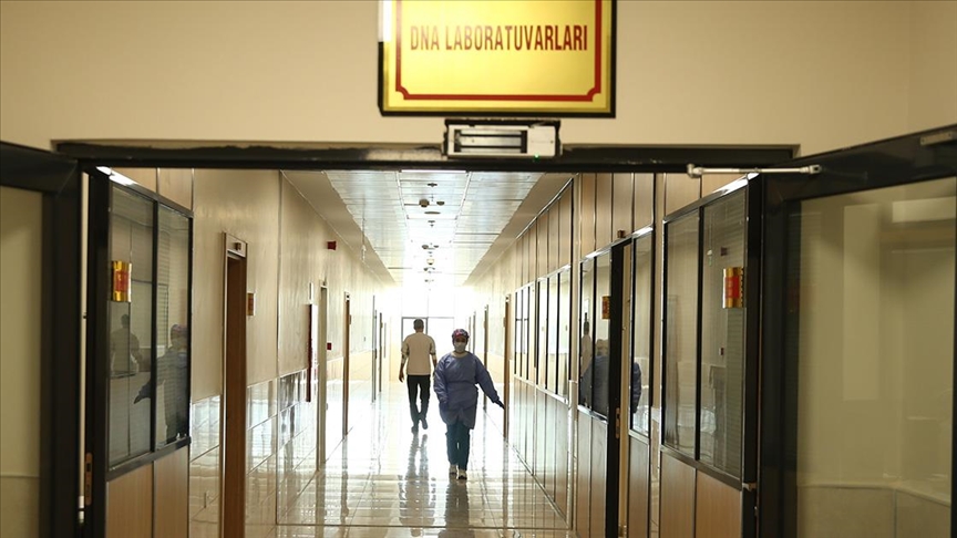 Diyarbakır Adli Tıp Kurumunda depremde hayatını kaybedenlerin kimlik tespiti için yoğun mesai