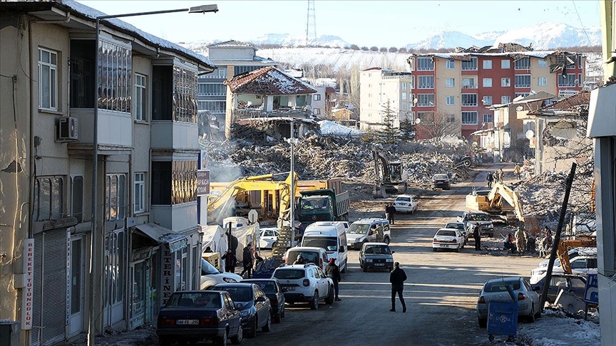 Malatya Doğanşehir'de yaralar sarılmaya çalışılıyor