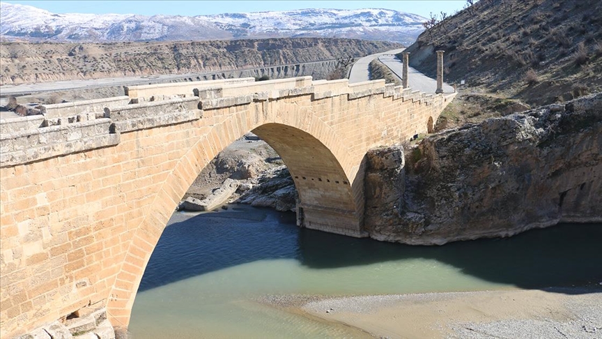 Adıyaman'daki tarihi Cendere Köprüsü, depremde ayakta kaldı