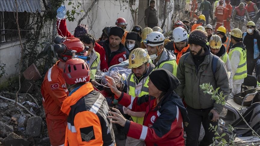 Madre y sus dos hijos son rescatados de los escombros 228 horas después de terremotos en Türkiye