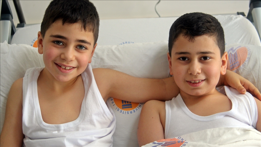 Kuşlarının sesine uyanan Aras ve Ayaz kardeşler, enkazdan 33 saat sonra kurtarıldı