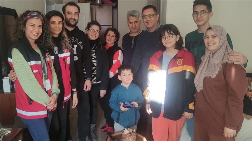 Depremzede küçük Yusuf'a sosyal hizmet ekiplerinden doğum günü sürprizi