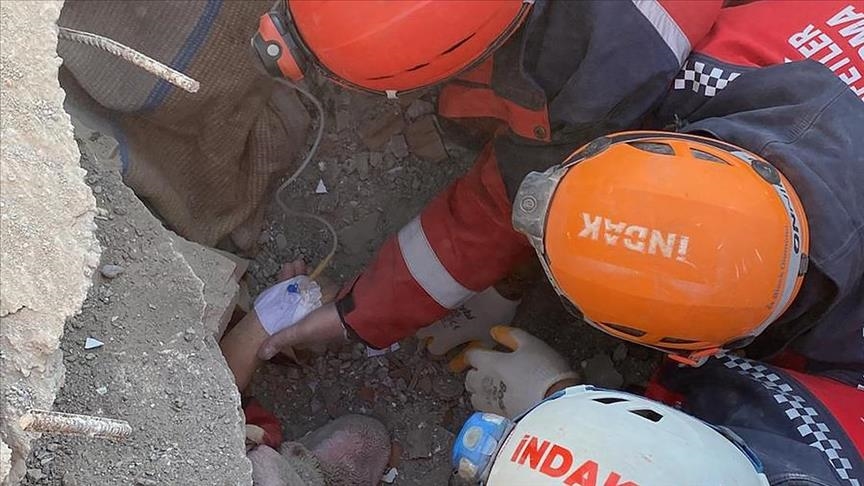 В Турции на десятые сутки после землетрясения из-под завалов спасли женщину