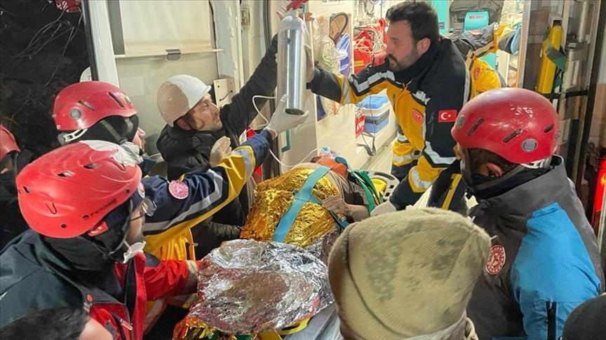 В Турции спустя 212 часов после землетрясения спасли из-под завалов 77-летнюю женщину 