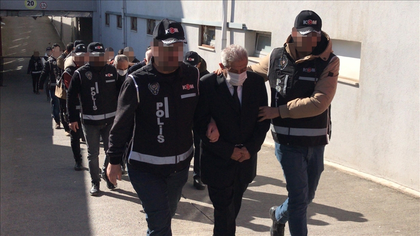 Adana'da 11 binanın depremlerde yıkılmasına ilişkin gözaltına alınan 11 şüpheli adliyede