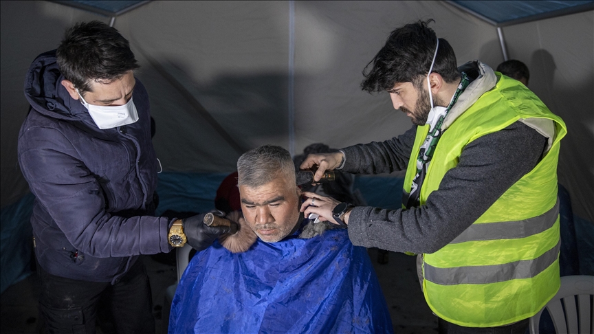 Sakaryalı gönüllü berberler Kahramanmaraş'ta depremzedeleri tıraş ediyor