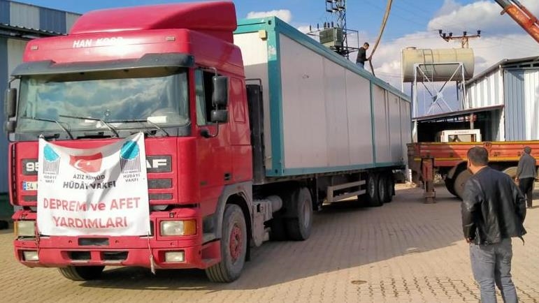 Aziz Mahmud Hüdayi Vakfı deprem bölgesinde yaraları sarıyor