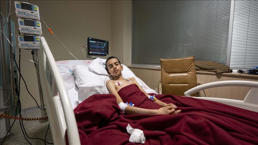 Niño de 11 años pide frijoles luego de ser rescatado de los escombros