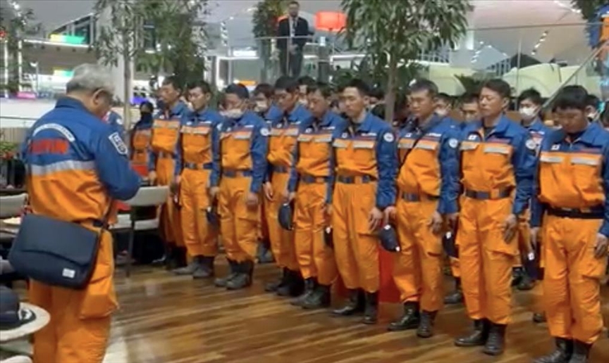 El equipo de rescate japonés guarda un momento de silencio por las víctimas del doble terremoto en Türkiye