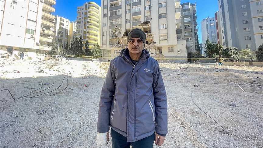 Depremde yıkılan apartmanın zarar verdiği binada yaralandılar