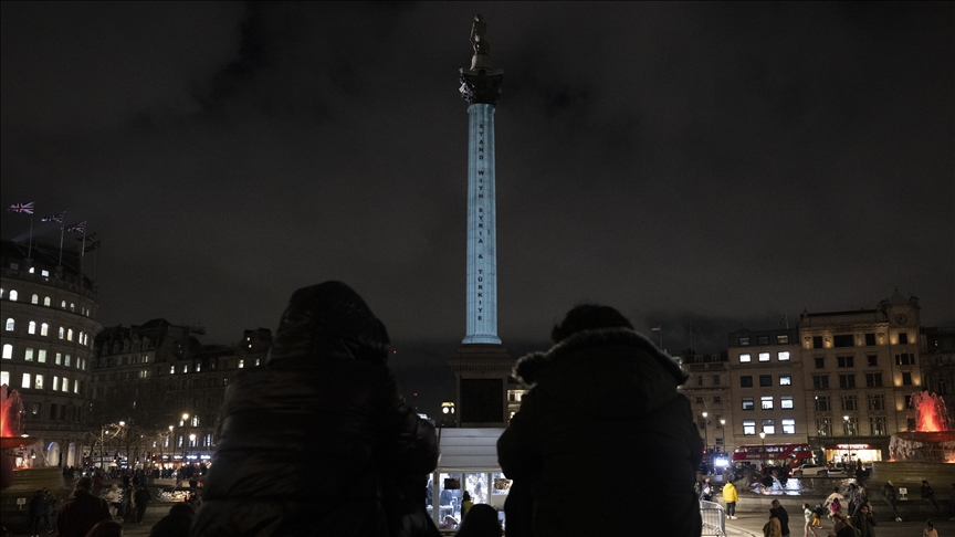 Londra'da Nelson Sütunu'na "Suriye ve Türkiye'nin yanındayız" mesajı yansıtıldı