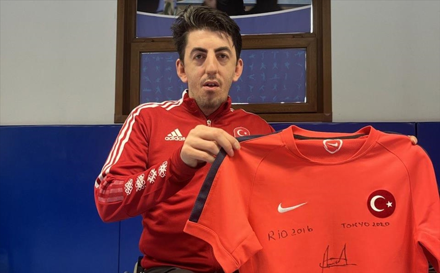 Паралимпиец из Турции перечислит средства от продажи формы жителям зоны бедствия