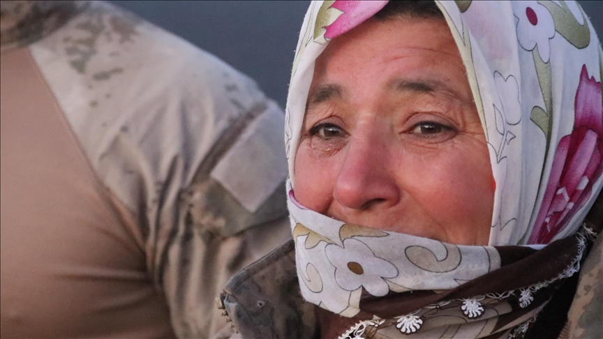 Adıyaman'da yıkılan ahırın enkazında günlerce elleriyle besledikleri ineğe ekiplerin uğraşlarıyla kavuştular