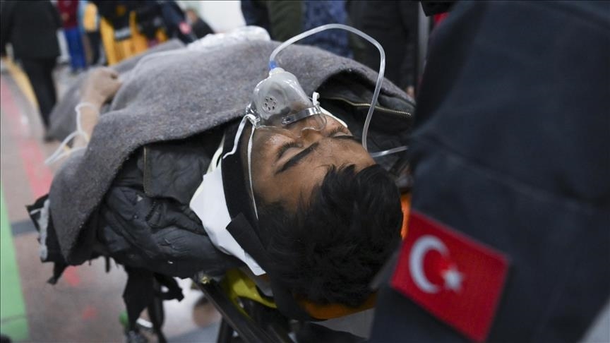 Чудо во Туркије: По 261 час под урнатините спасени две лица