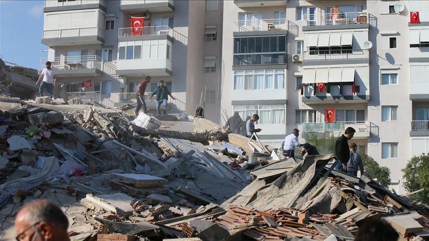 Выпавший из окна в момент землетрясения телефон помог спасти 4 человек в Турции