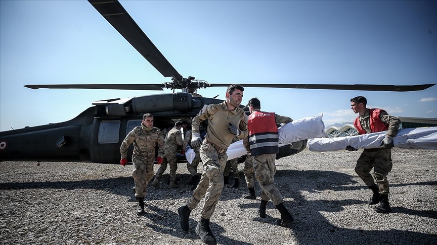 Jandarma depremzedelere havadan ve karadan yardım ulaştırıyor