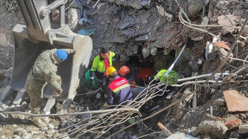 Niño de 14 años es rescatado de los escombros 260 horas después de terremotos que sacudieron Türkiye