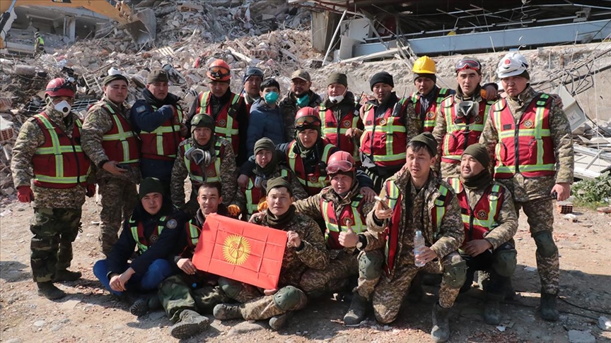 Hatay'da depremin 296. saatinde enkazdan 3 kişiyi sağ çıkaran Kırgız ekip o anı anlattı: Gerçekten çok sevindik