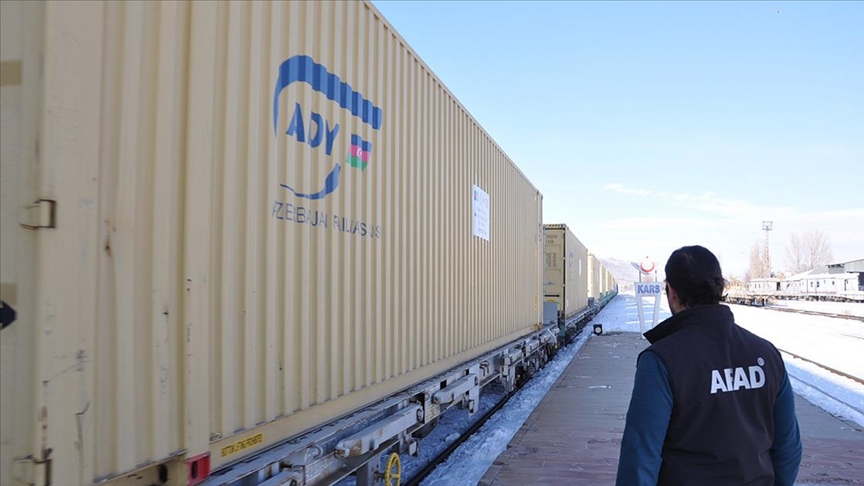Azerbaycan'dan depremzedelere yardım malzemelerini taşıyan tren Kars'a geldi