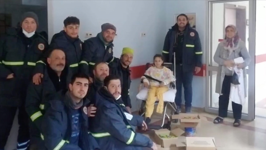Gölcük Tersane Komutanlığı personelinden enkazdan kurtardıkları Aysima Baltacı'ya ziyaret