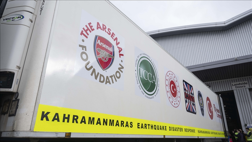 Arsenal Vakfı, İngiltere’deki Türk kuruluşları depremzedelere çadır ve yatak karyolası gönderiyor