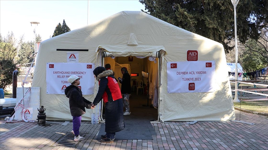 Gönüllü doktorlar Kahramanmaraş'taki depremzedelerin yaralarını sarıyor