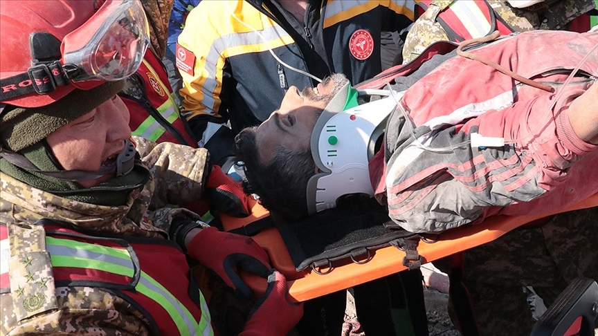 Depremin 296. saatinde enkazdan üç kişi kurtarıldı, çıkarılanlardan biri hayatını kaybetti