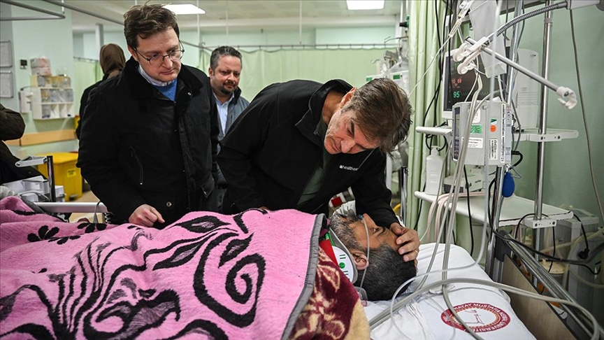 Ünlü kalp cerrahı Dr. Mehmet Öz, Hatay'da enkazdan kurtarılan depremzedeleri tedavi gördükleri hastanede ziyaret etti