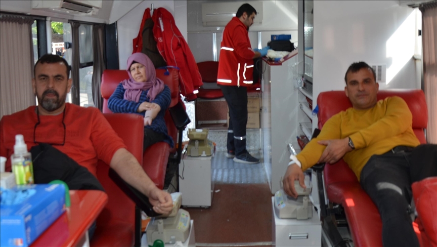 معا في إسطنبول.. عرب وأتراك يتبرعون بالدم لمصابي الزلزال