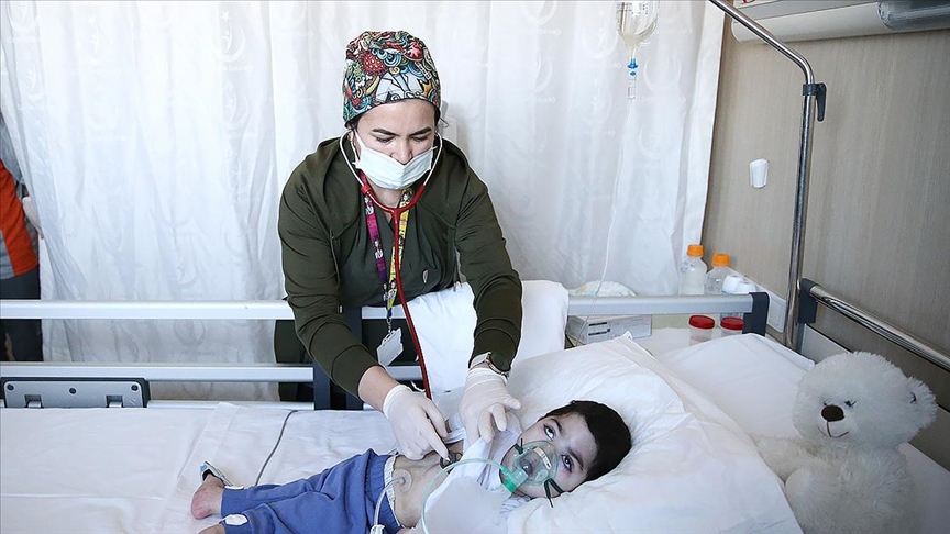 Hatay'da hastane enkazından kurtarılan kimliği belirsiz serebral palsili bebeğin tedavisi sürüyor