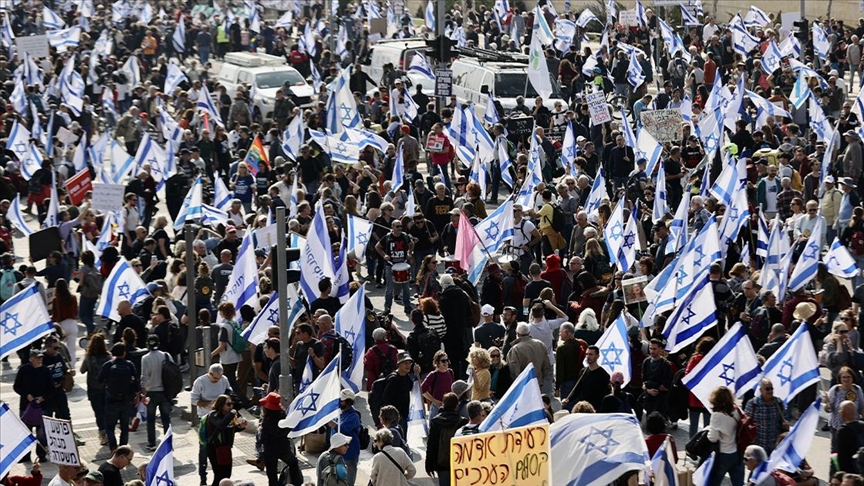 آلاف الإسرائيليين يتظاهرون احتجاجا على تشريعات قضائية