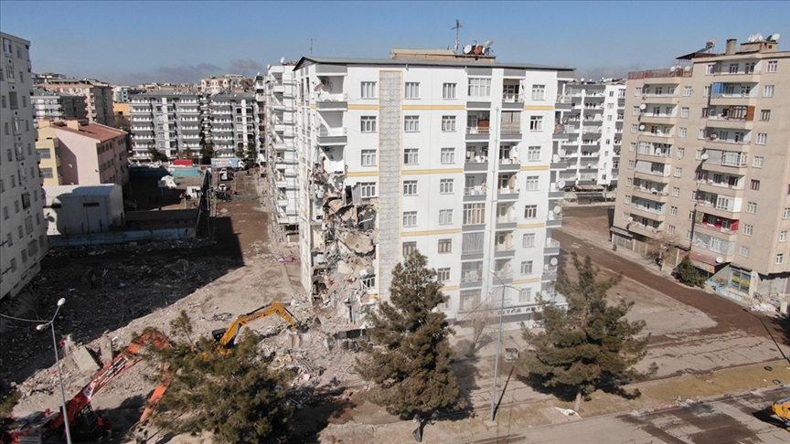 Diyarbakır'da ağır hasarlı binalar yıkılıyor