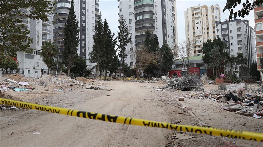 Adana'da depremde 16 katlı apartmanın yıkılması güvenlik kameralarında