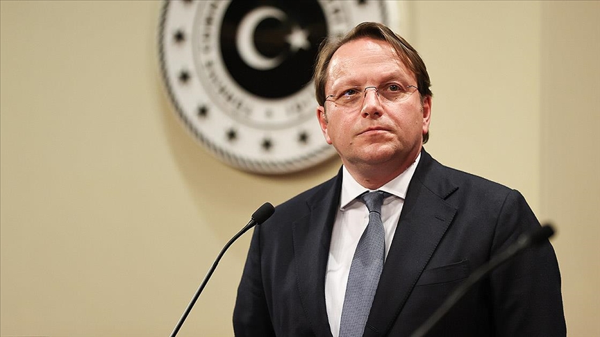 AB Komiseri Varhelyi: Benim neslim kesinlikle böyle bir deprem görmedi, böyle bir felaket yaşamadı