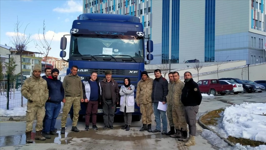 Доброволец из Азербайджана на своем грузовике доставил гумпомощь в Турцию